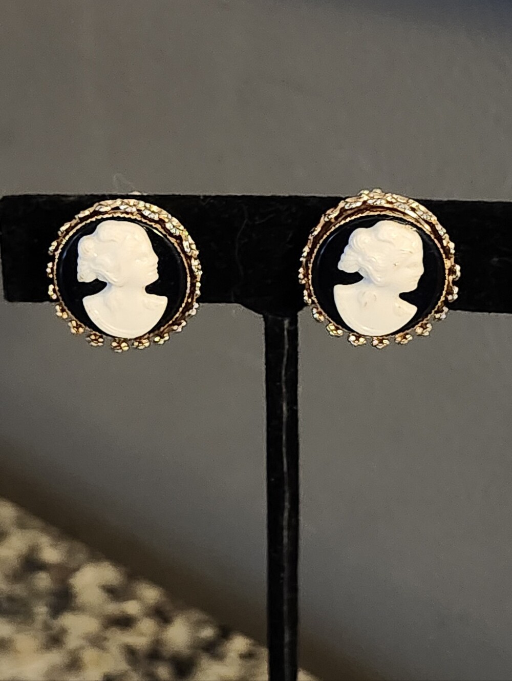 Vintage Classic Black and White Cameo Screw Back Earrings